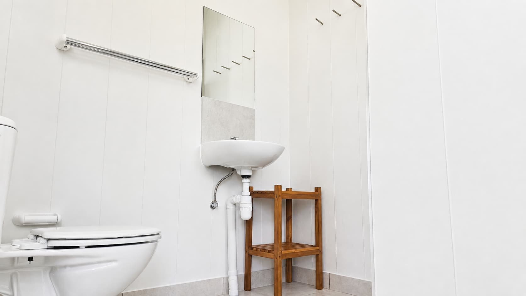 Bathroom basin and mirror on a Beachfront stand
