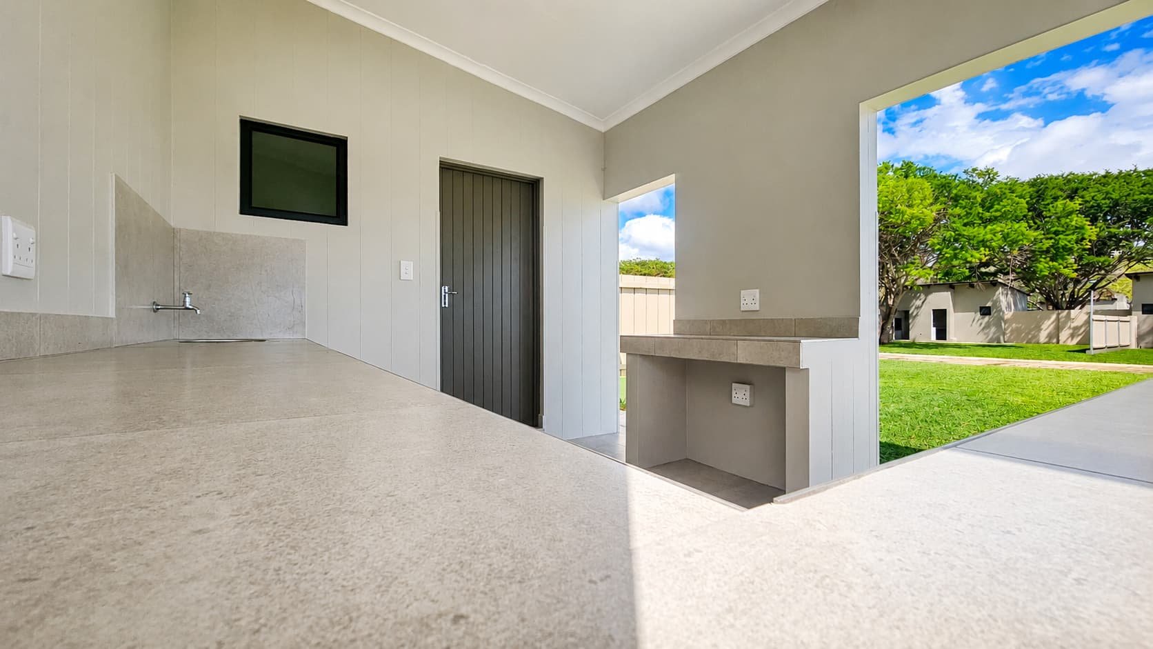 Kitchenette counter opening onto the private lawn on a Beachfront stand
