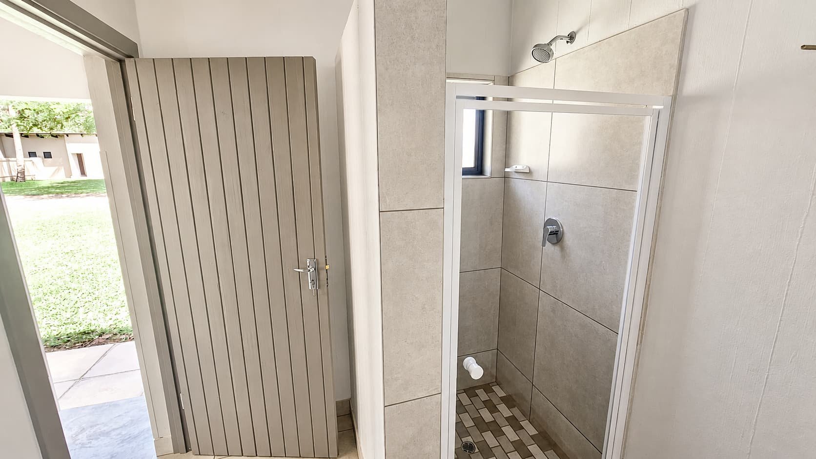 Ensuite bathroom with toilet and basin on a Standard stand